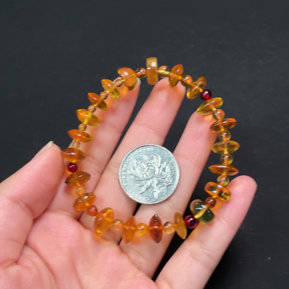 C26983515 Amber and Beeswax Bracelet, Total Weight Approx. 8.26g, Size 4.9-10.9mm