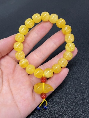 C43160307 琥珀蜜蜡手串  卡10mm左右  货品总重约13.50克  局部可见修补  配石考虑非天然