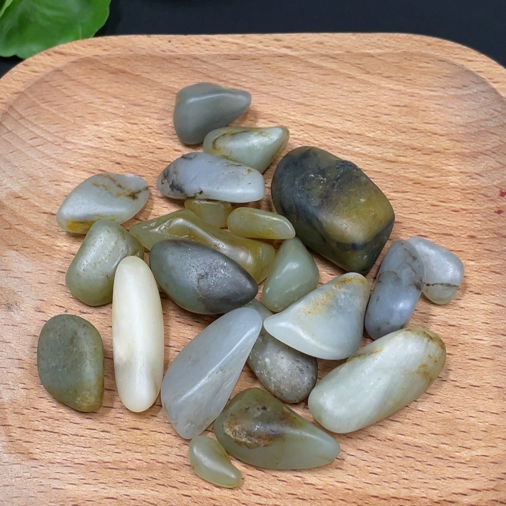H29324276 Hetian Jade, undetermined cause of skin color, containing other mineral components, total weight about 84g, sell as a lot