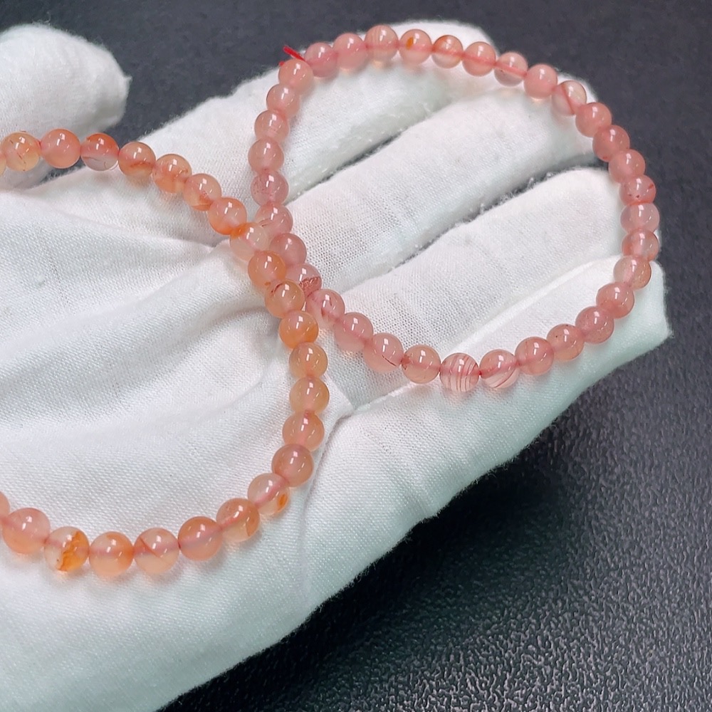 C32816580 The southern red agate bracelet contains visible organic matter, with a total weight of approximately 17 grams, sold as a lot.