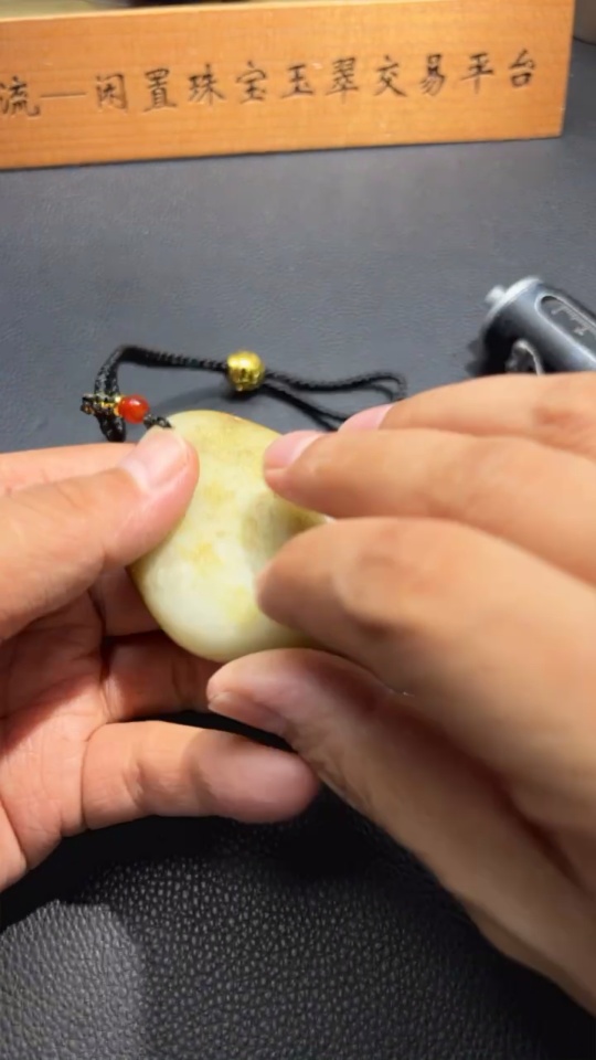 H31598668 Hetian Jade Handheld Carving (Antique Style, Undetermined Skin Color Origin, Beads Not Hetian Jade, Total Weight Approx. [Including Cord] 78.4g)