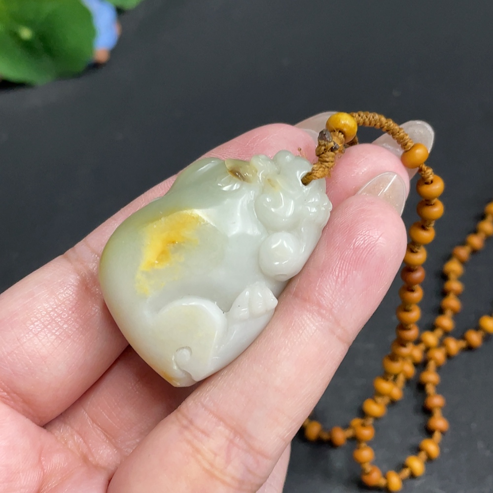 H30464445 Hetian Jade Pendant Auspicious Beast Undetermined Skin Color Formation Contains Other Mineral Components Total Weight Approx. [Including Chain] 39.3g