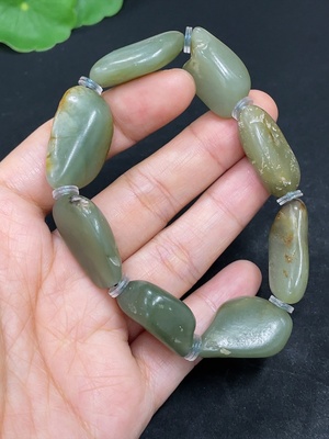 H46558193 和田玉手串     货品总重约39.3g   皮色成因未定   含其他矿物成份