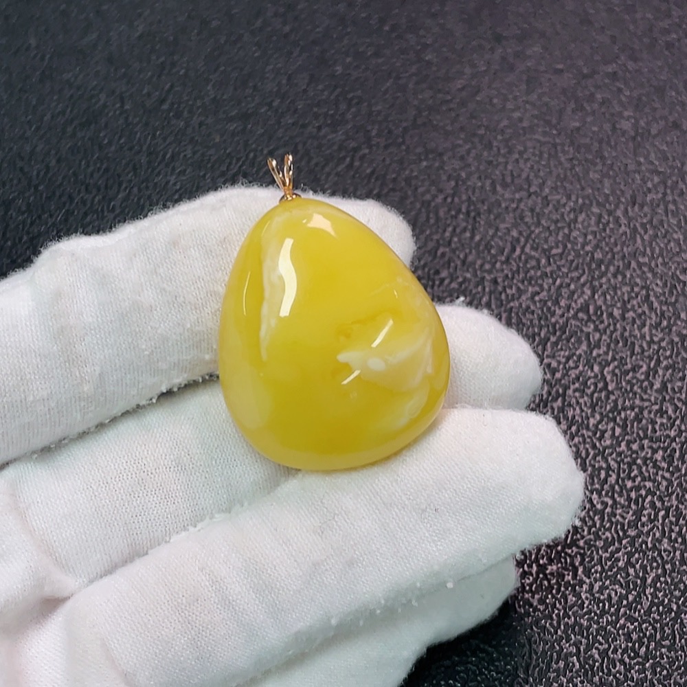 C34990707 Amber Beeswax Pendant 18K Gold Total Weight Approx. 5.89g