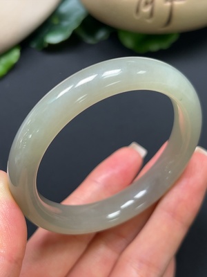 H46529431 和田玉正圈手镯 圈口53.1mm 总重约42.9g