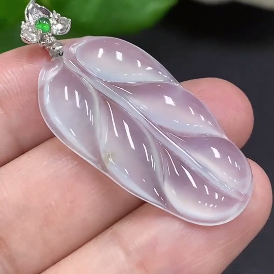 F32801214 Jadeite Leaf Pendant with 18K Gold Bail Total Weight Approx. 4.4g (Diamond Accents)