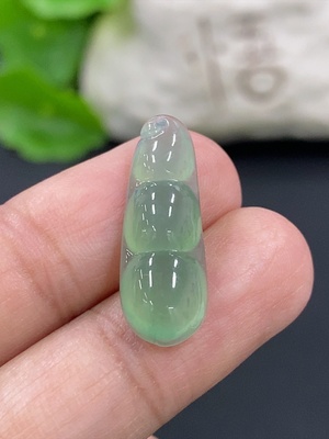 F42952794 翡翠福豆挂件 货品总重约1.8g