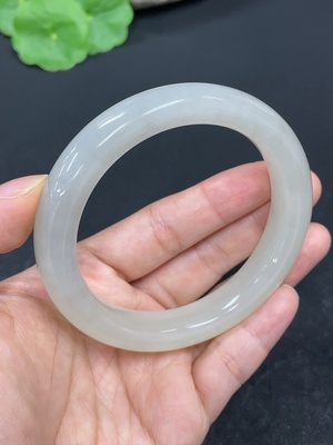 H41905207 和田玉正圈手镯    圈口58.3      货品总重约65.7g