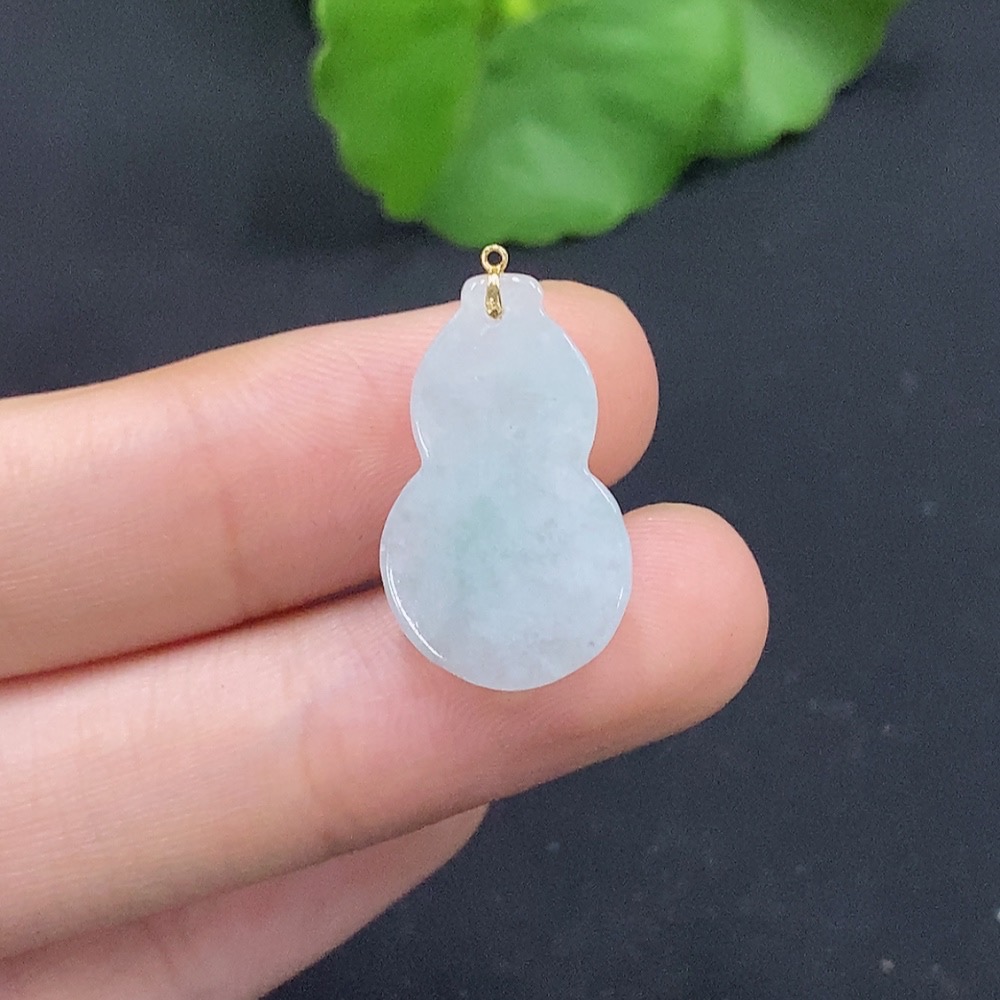 F28202004 Jadeite Gourd Pendant with 18K Gold Clasp, Total Weight Approx. 2.58g