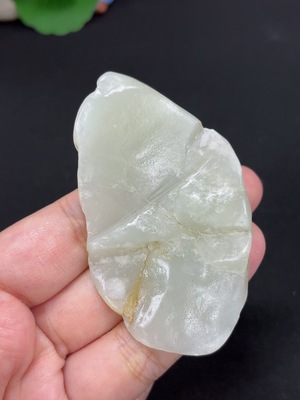 H44328868 和田玉 皮色成因未定 含其他矿物成分 货品总重约38.1g