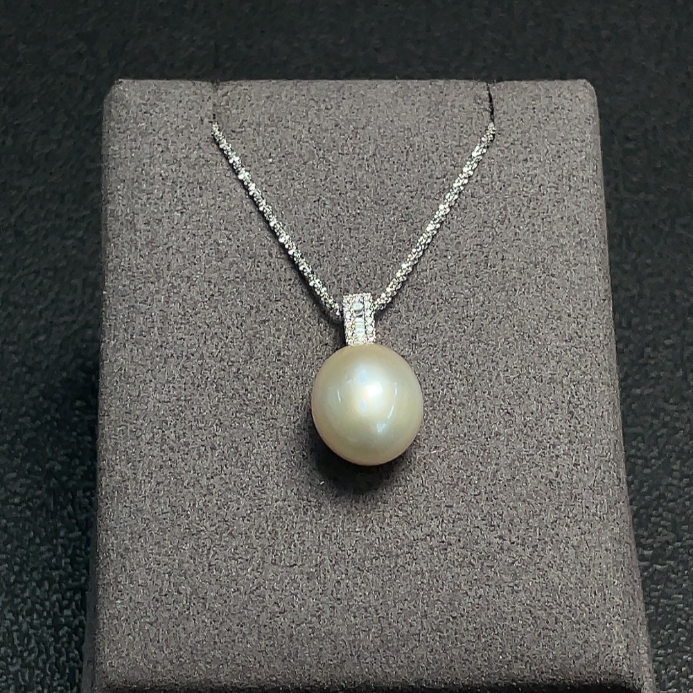 C30469377 Seawater Pearl Pendant with 18k Gold Chain and 18k Gold Pendant, Approximately 11.6mm, Total Weight About 4.91g, Set with Diamonds