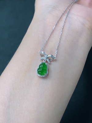 F20265638 Jadeite Gourd Pendant with 18K Gold Setting, Total Weight Approximately 2.4g