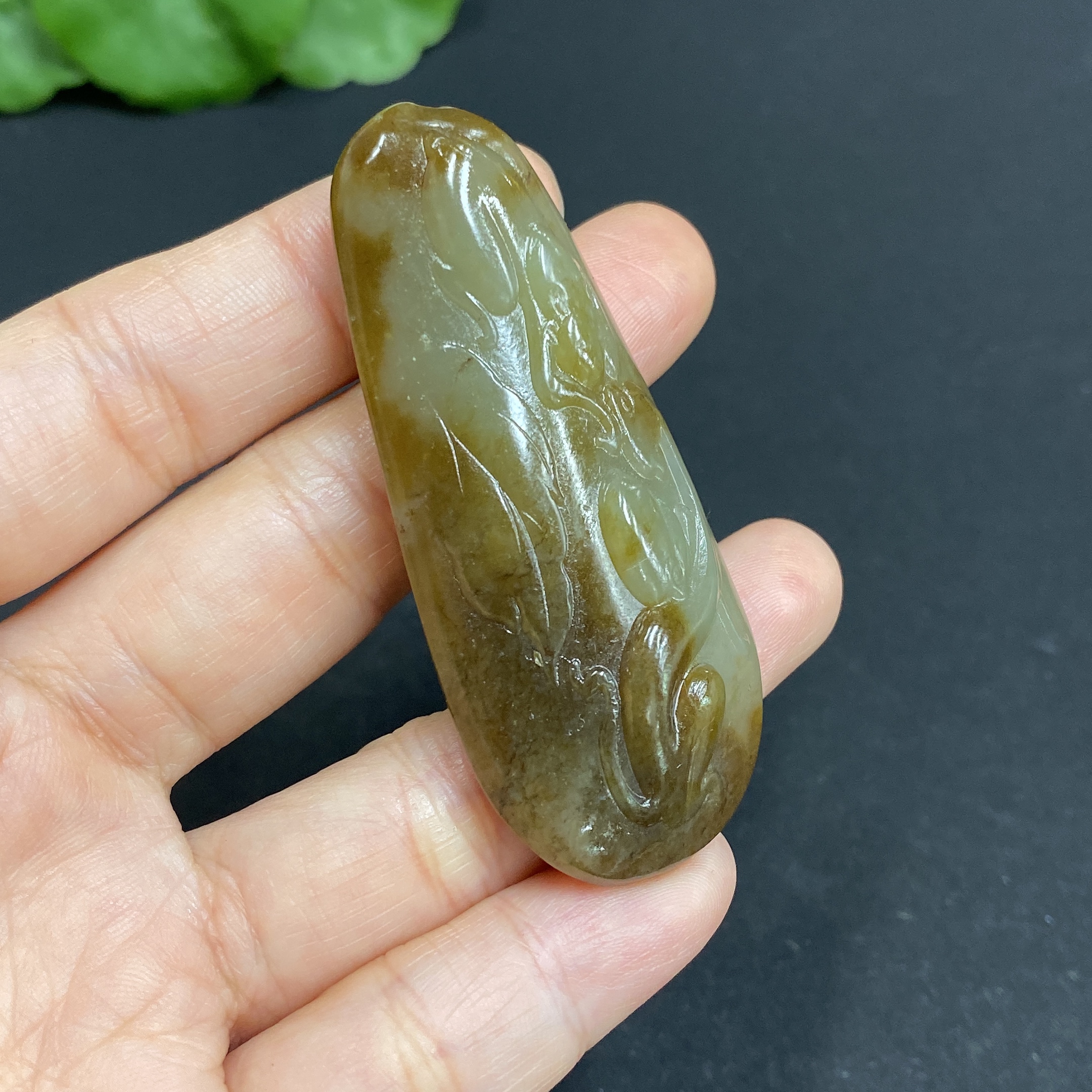 H32813924 Hetian Jade Pendant - Auspicious Monkey Offering Blessings