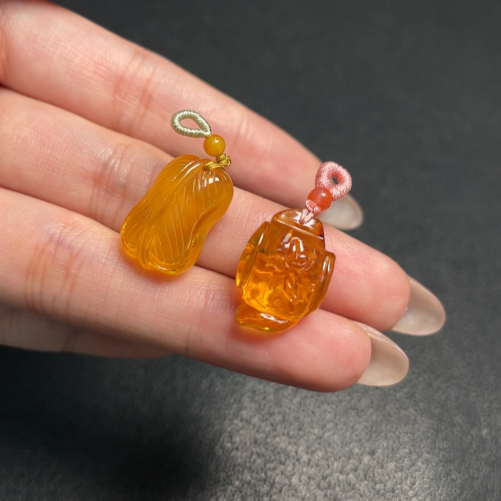 C34991347 Amber Beeswax Pendant with Colorless Coating, Total Weight Approx. 2.25g, Sell as a Lot