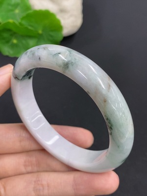 F41933727 翡翠正圈手镯 货品总重量约58.8克 圈口57 含其他矿物质