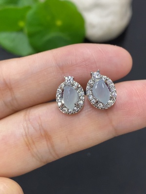 F46557596 翡翠蛋面镶嵌耳钉一对 非金 货品总重约2.18g