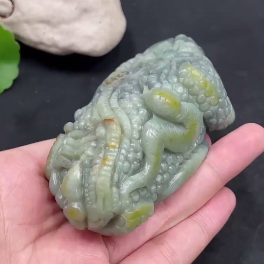 H31582276 Hetian Jade Ornament 'Five Poisons' with Undetermined Skin Color Origin, Total Weight Approx. 280.6g