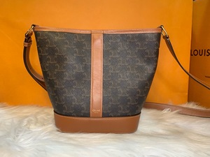 S43097117 赛琳CELINE 经典老花水桶包  小号 2021年编码 单肩斜挎包 织物面料衬里 可调节皮革肩带 单包无附件 型号：191442CAS.04LU     尺寸：22 x 26 x 13厘米 95新