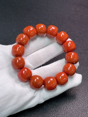 C33851426 Red Agate Bracelet with Visible Organic Matter, Total Weight Approx. 96.89g, Bead Size ~16.9mm