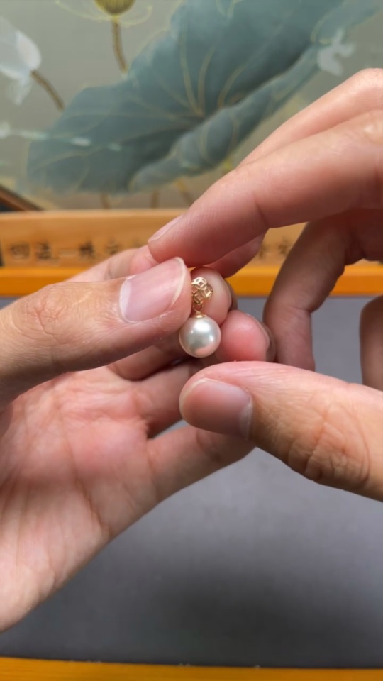 C42044173 Seawater Pearl Pendant with 18k Gold, Approximately 8.4mm, Total Weight About 0.99g