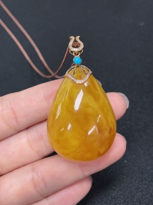 C43160768 琥珀蜜蜡镶嵌吊坠  链非金  吊坠18k金  货品不含链重约13.35克  颜色成因未定  配镶钻石