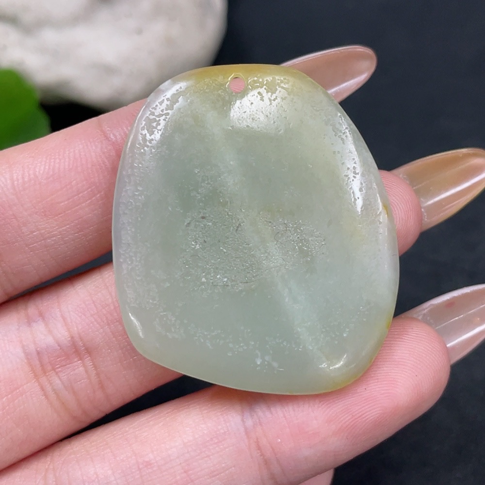 H32706257 Hetian Jade Pendant: Guanyin with Undetermined Skin Color Origin, Total Weight Approximately 11.4g