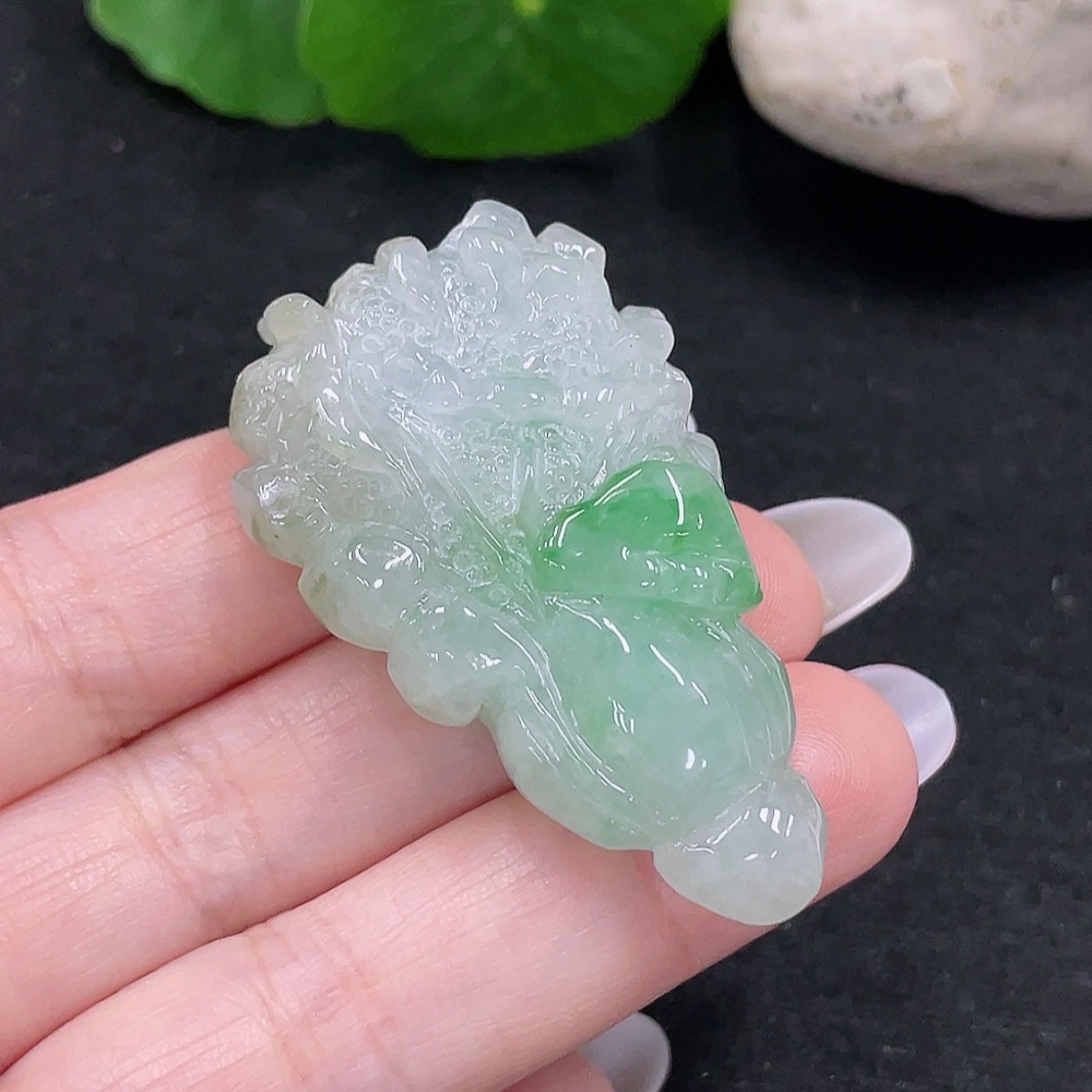F33900215 Jadeite cabbage pendant with a total weight of approximately 27.5 grams