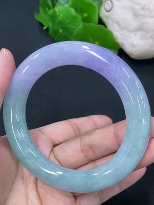 F46551866 翡翠圆条手镯 圈口56.8mm 货品总约重81.67g