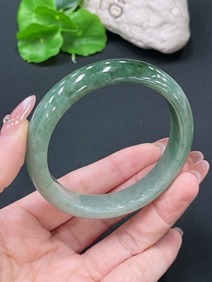 F37374496 翡翠正圈手镯 货品总重约52.3g  圈口56.6