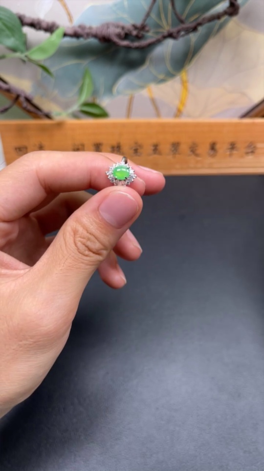 F34060491 Jadeite Cabochon Inlaid Ring with Adjustable Size, Non-Gold Setting, Total Weight Approximately 2g