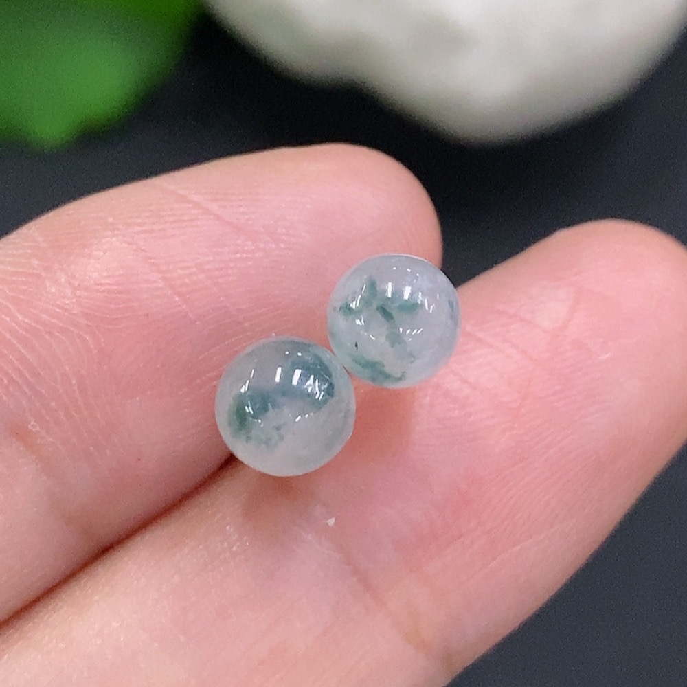 F35106243 Jadeite single bead stud earrings 18k gold, total weight approximately 0.7 grams