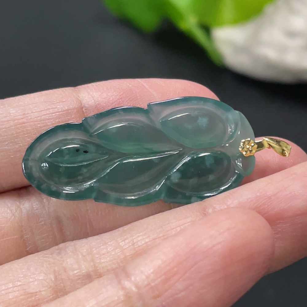 F34999359 Jadeite Leaf Pendant with 18K Gold Clasp, Total Weight Approx. 4.7g