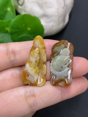 F46558062 翡翠年年有余挂件一手走（颜色成因未定）