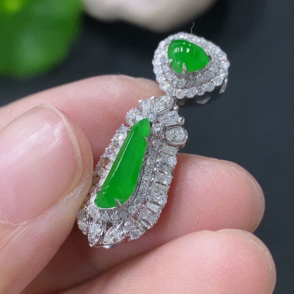 F33849407 Jadeite Pendant with 18k Gold and Diamond Accents, Total Weight Approximately 2.94g
