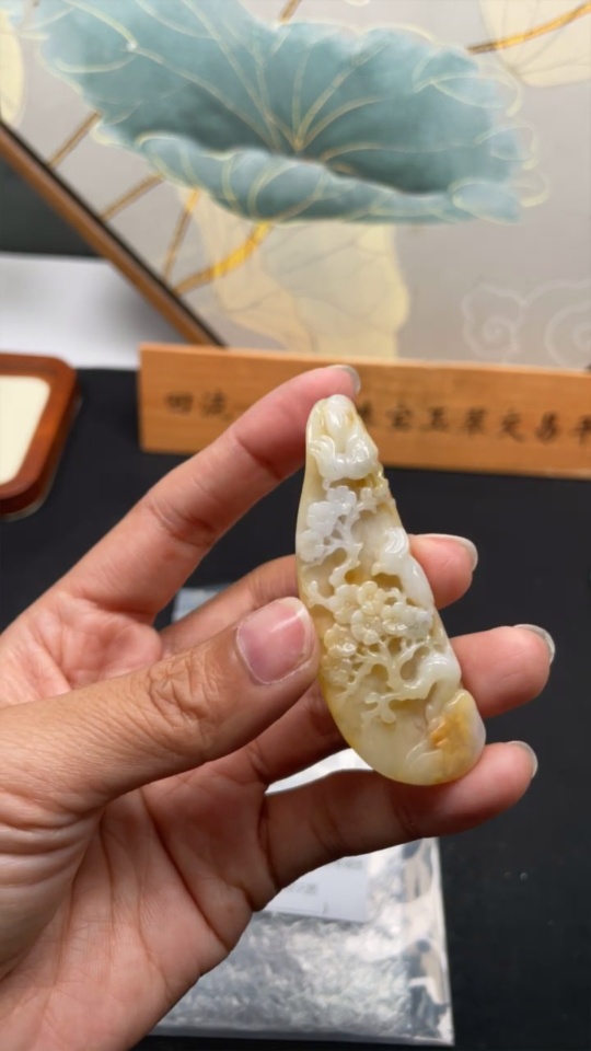 F33912470 Jadeite Pendant Magpie on Plum Branch Indicating Happiness, total weight approx. 16.66g, yellow part color origin undetermined