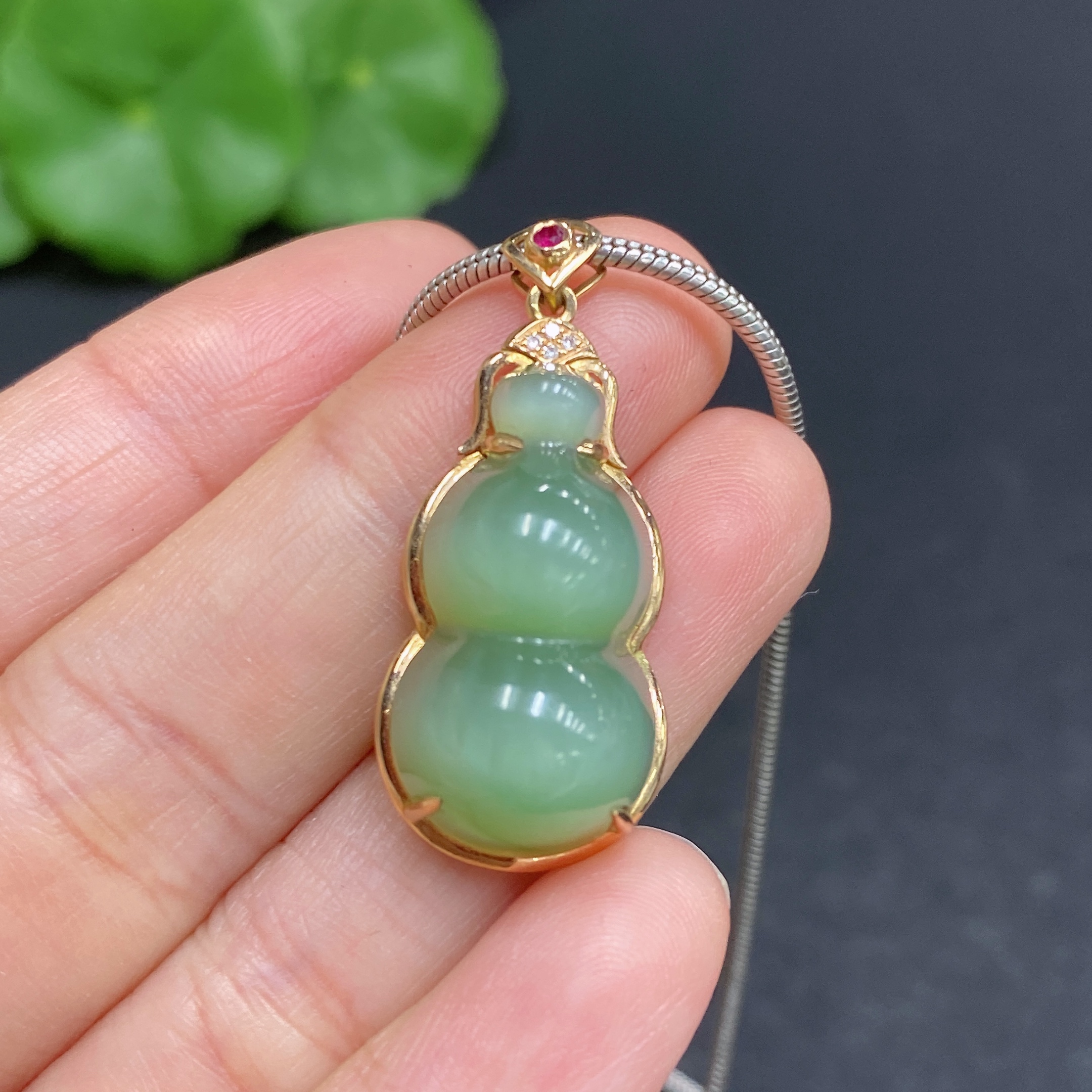 H32812809 Hetian Jade Inlaid Gourd with 18K Gold and Non-Gold Chain (Total Weight Approx. 11.3g, Chain Non-Removable)