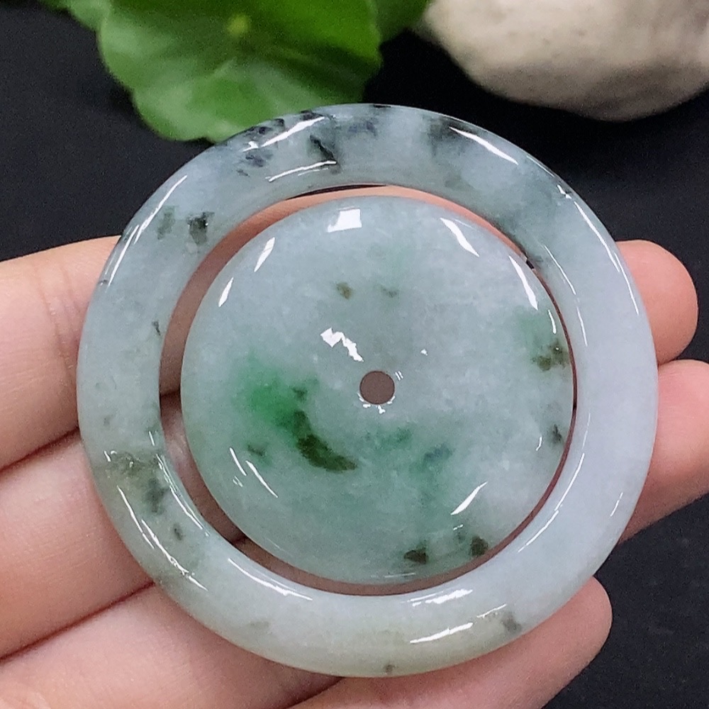 F34028663 Jadeite mother-and-child button set containing other mineral components