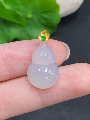 F34967712 Jadeite Gourd Pendant with 18k Gold Clasp, Total Weight Approximately 2g