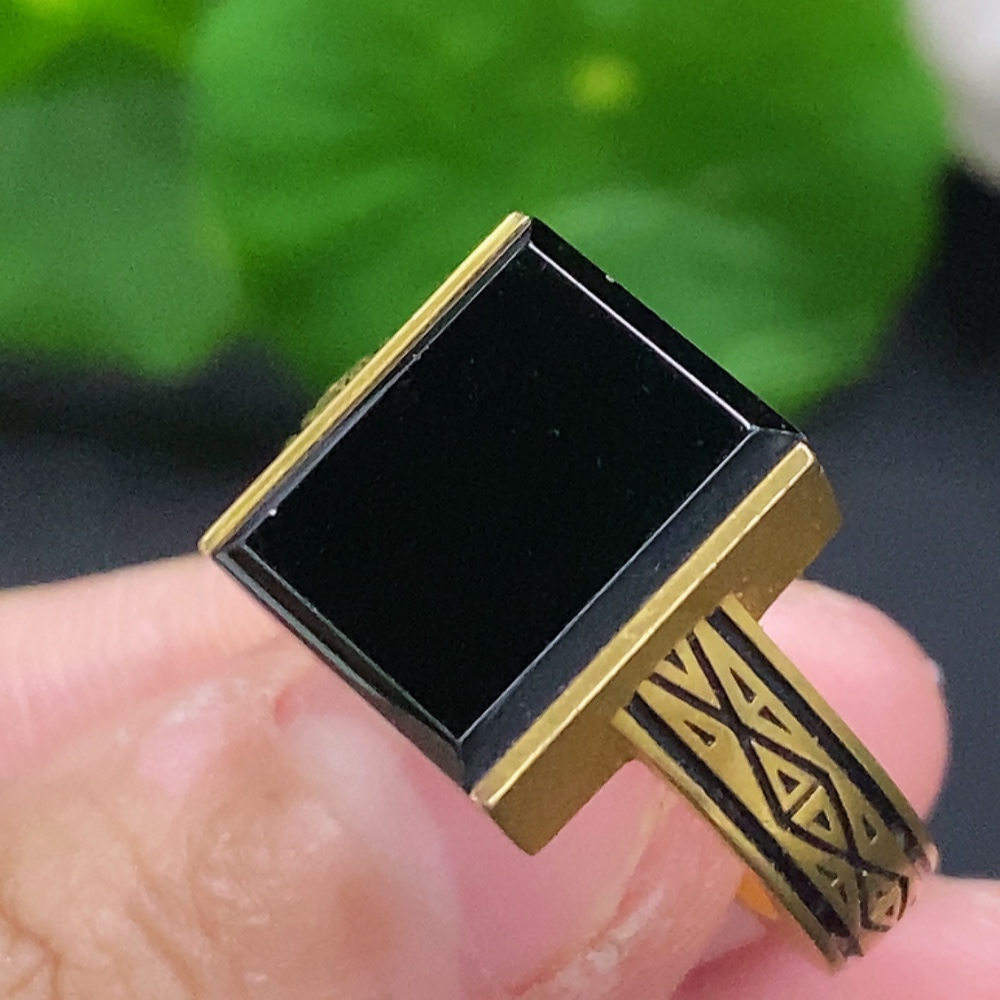 F33932430 Jadeite and 18K Gold Mounted Ring Size 17 Total Weight Approx. 8.4g