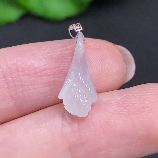 F34002641 Jadeite Magnolia Pendant with 18K Gold Clasp, Total Weight Approx. 0.8g