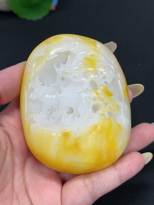 H42979123 和田玉手把件 山水 货品总重约324.3g 皮色成因未定 含其他矿物成分