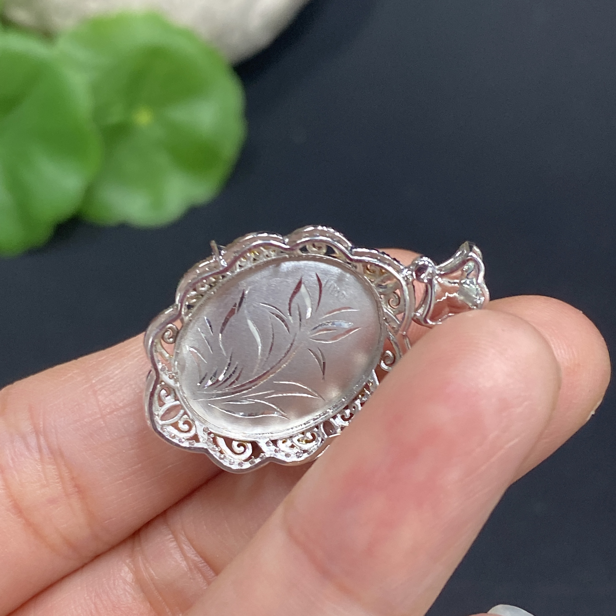 H34985653 Hetian Jade Jasper Cabochon Pendant in 18K Gold, Total Weight Approx. 3.9g, Accented with Colorless Round Diamonds