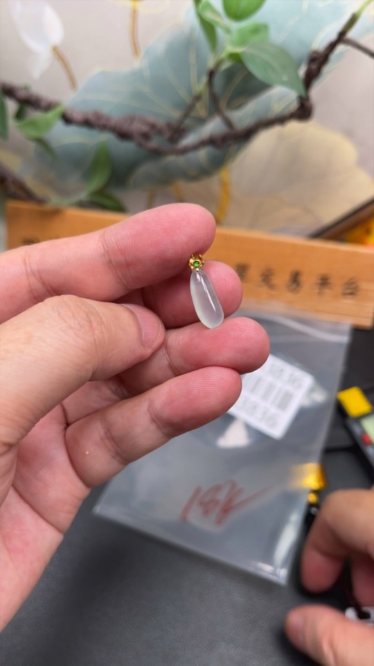 F33943836 Jadeewelry Jadeiteetite Fortunate Melon Pendant with 18K Gold Clasp, Total Weight Approximately 0.7g