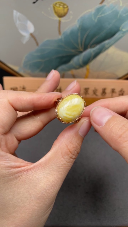 C16770113 Amber Beeswax Ring Adjustable 18K Gold Setting Total Weight Approx. 4.93g