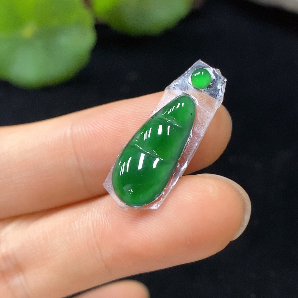 F08649142 Jadeite Auspicious Bean Inlay Piece