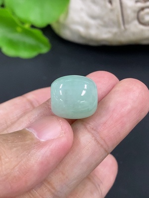 F46596615 翡翠珠子 卡13mm左右 货品总重约4.26g