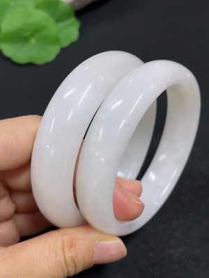 H46558572 和田玉正圈手镯    圈口56.8/55.4     货品总重约127.6g    含其他矿物成份