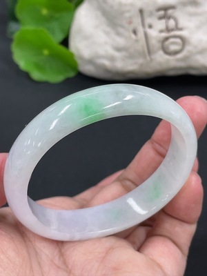 F42000447 翡翠贵妃手镯 货品总重量约34克 圈口53/46.2