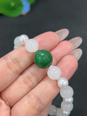 H41870259 非洲翠(独龙玉)手串 卡14.1mm左右 货品总重约[含链]21.2g 仅绿色