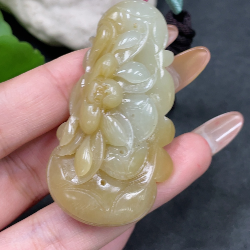 H32823686 Hetian Jade Pendant Lotus